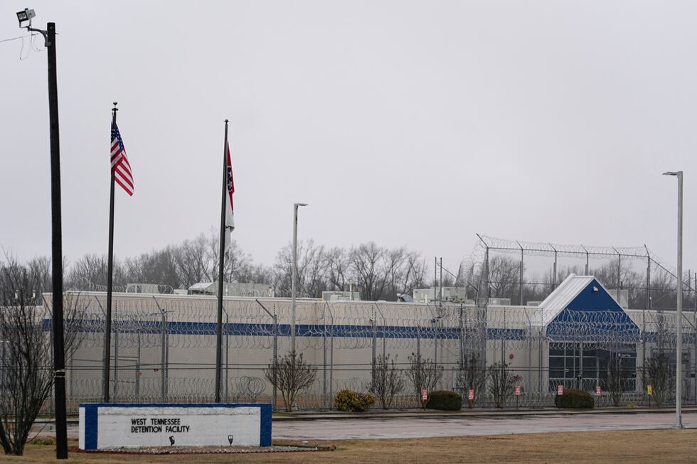 En medio de protestas, votan a favor de convertir antigua prisión en centro de detención de...