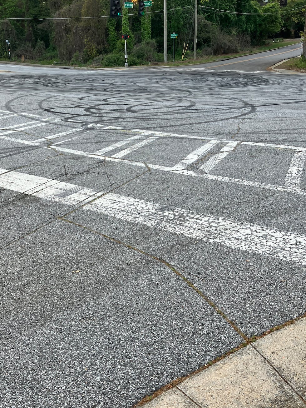 Los jóvenes dejaron las marcas de las llantas en la calle.