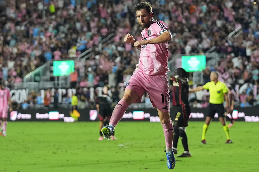 Lionel Messi festeja tras marcar un gol para Inter Miami en el partido de la MLS contra...