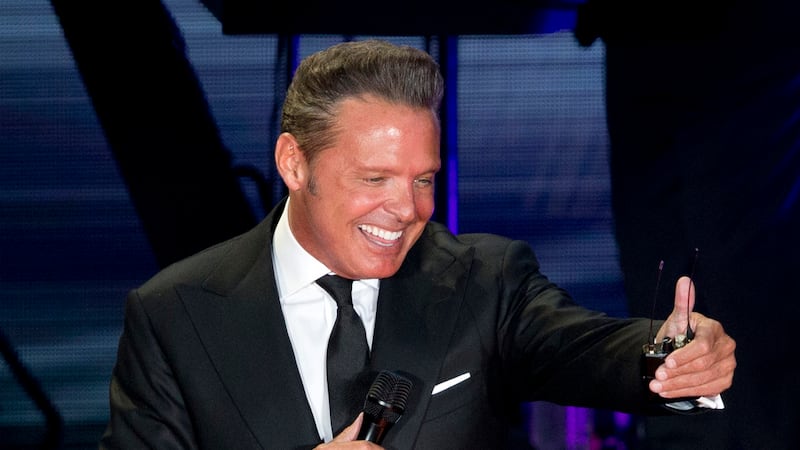 ARCHIVO - Luis Miguel en el primer concierto de su gira "México por Siempre" en el Auditorio...