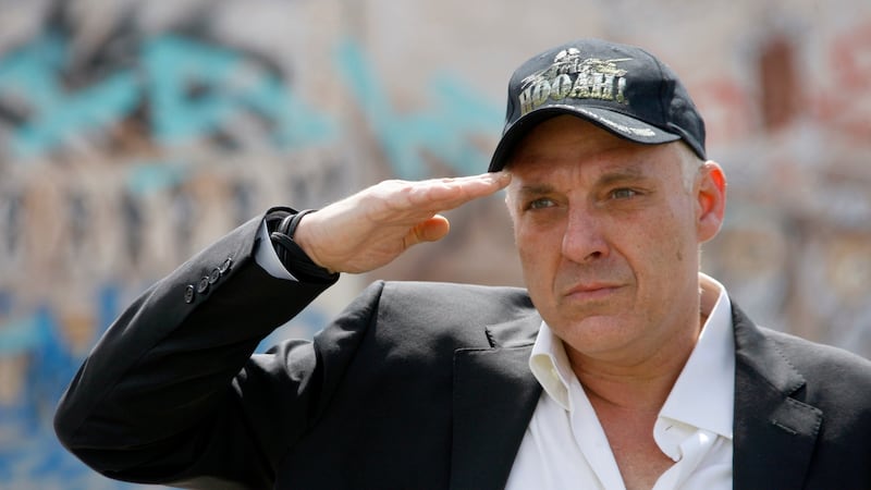 ARCHIVO - El actor Tom Sizemore hace el saludo militar frente al Monumento a los Soldados...