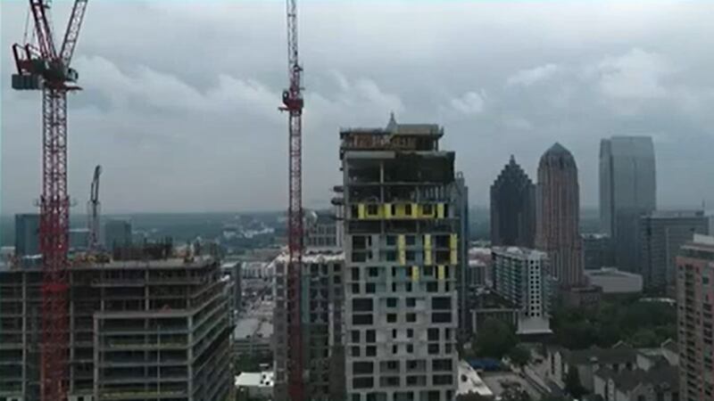 Colapsa parcialmente una grúa en Midtown Atlanta.