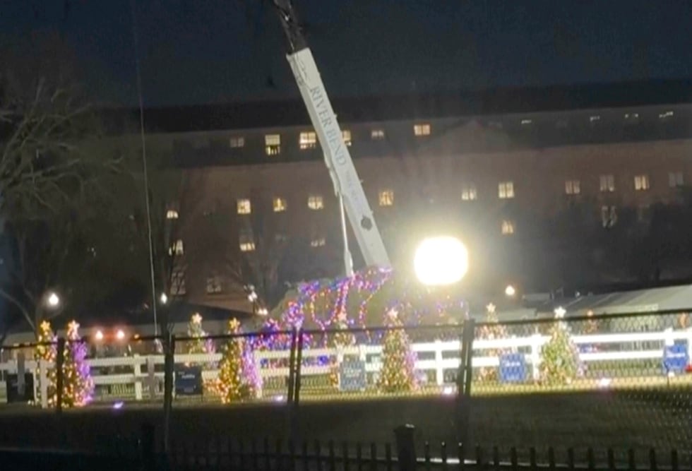 En esta imagen tomada a partir de un video, el Árbol Nacional de Navidad yace en el suelo...