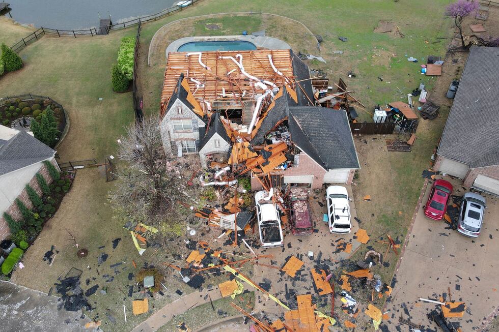 Vista de una casa destruida por el tiempo severo en Owasso, Oklahoma, el miércoles 2 de abril...