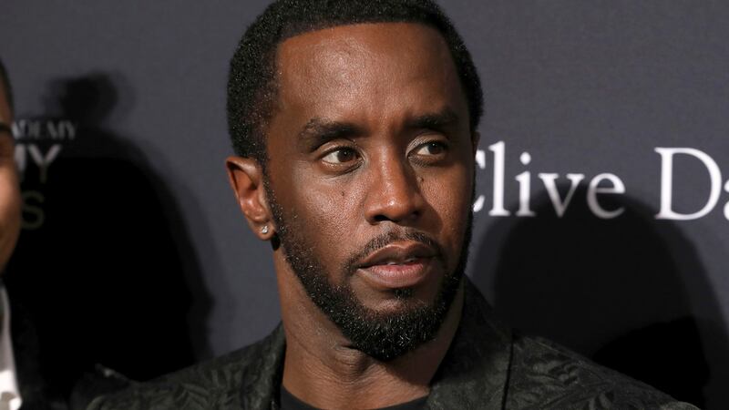 ARCHIVO - Sean Combs llega a la gala previa a los Grammy y saludo a los íconos de la industria...