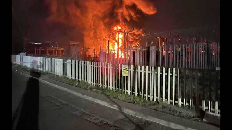 En esta imagen, distribuida por el departamento de bomberos de Londres, se muestra un incendio...