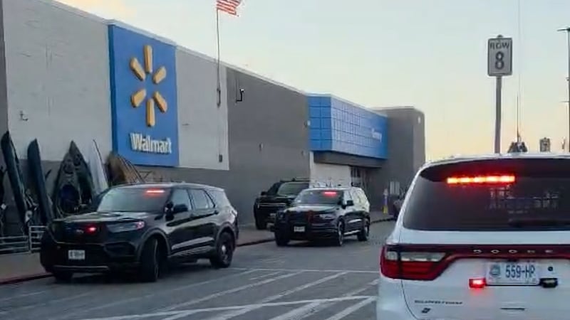 Los agentes acudieron a la tienda ubicada cerca de la autopista 9 y Commerce Boulevard, en el...