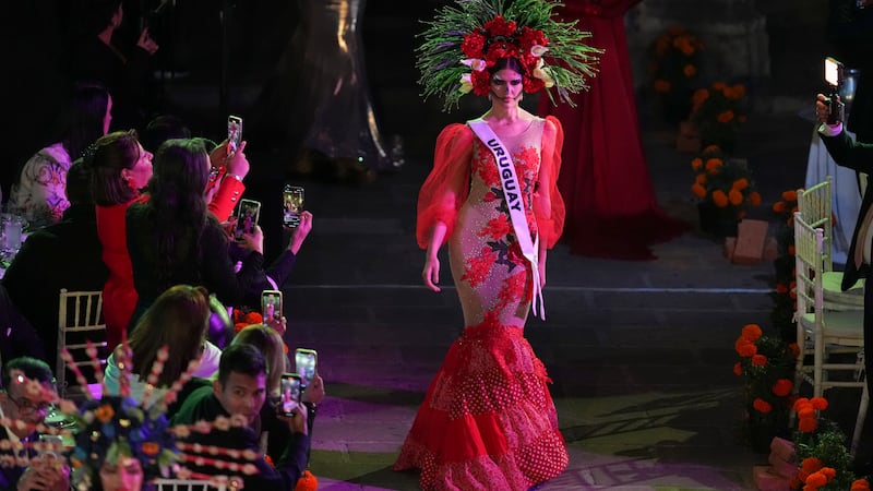 Miss Uruguay Yanina Lucas participa en La Gala de las Catrinas para celebrar el Día de Muertos...