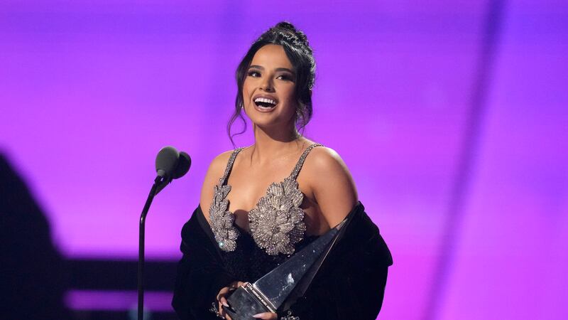 Becky G recibe el premio a la canción del año por "MAMIII" en los Latin American Music Awards...