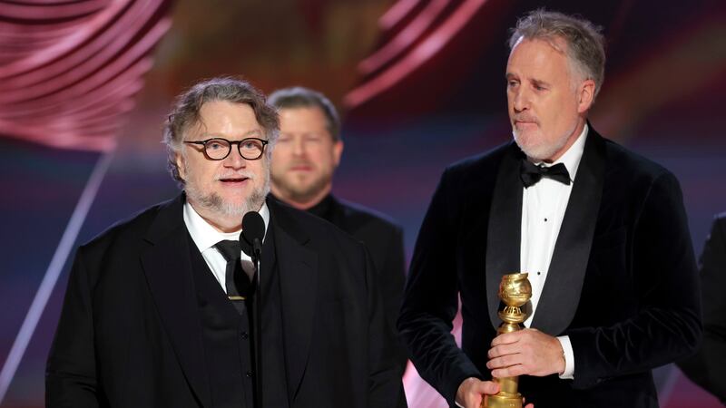 En esta imagen proporcionada por NBC, Guillermo del Toro, izquierda, y Mark Gustafson reciben...