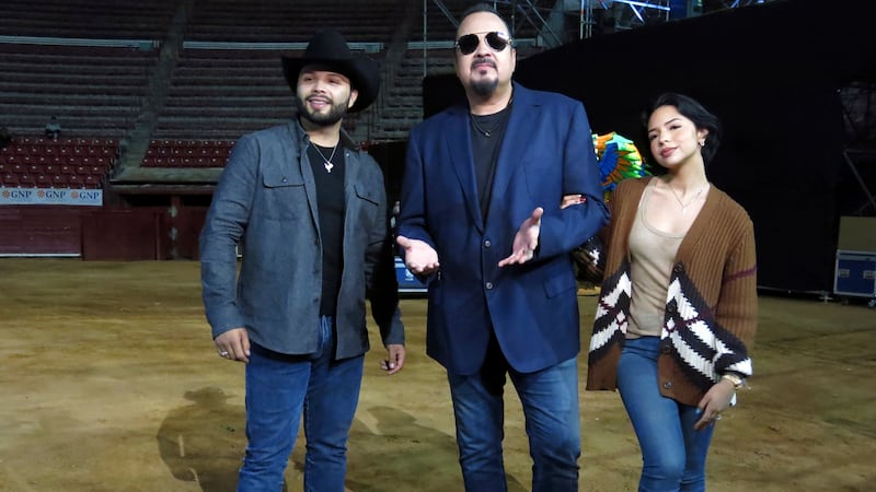 Pepe Aguilar, centro, con sus hijos Leonardo, izquierda, y Ángela posan tras una conferencia...