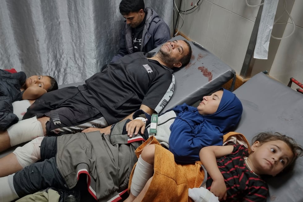 Palestinos heridos esperan a recibir tratamiento en el hospital tras bombardeos israelíes en...