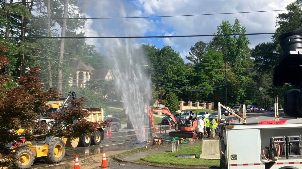La rotura de la tubería produjo que el agua saliera disparada al aire.