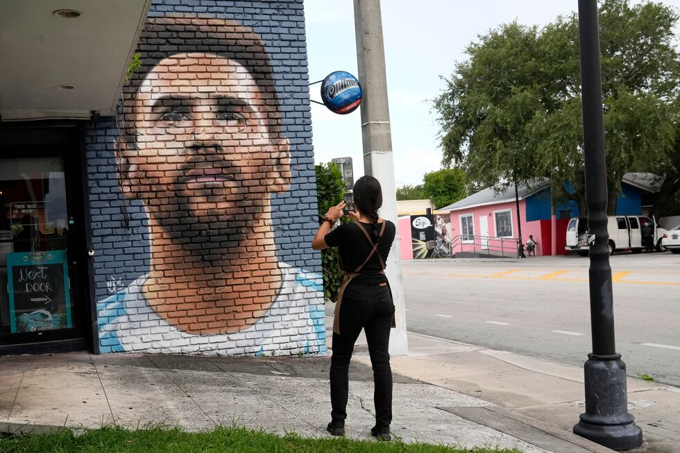 Jessica Ospina se toma una foto frente a un mural de Lionel Messi en el restaurante Fiorito de...