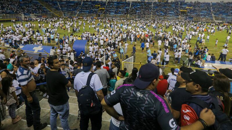 Aficionados toman la cancha del estadio Cuscatlán en San Salvador, El Salvador, el sábado 20...