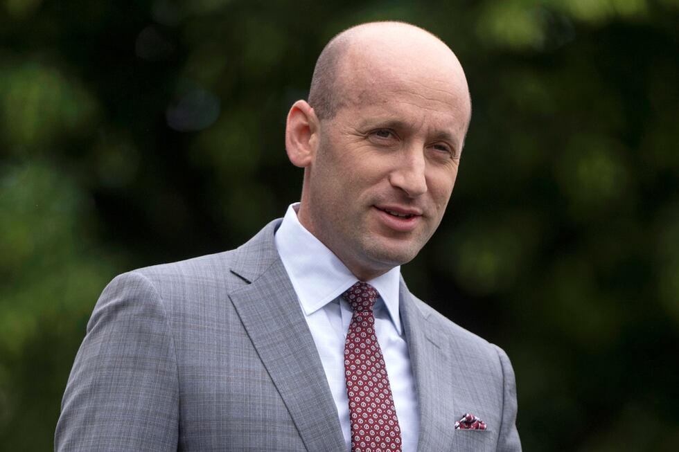 El subjefe de despacho de la Casa Blanca, Stephen Miller, habla con reporteros fuera de la...