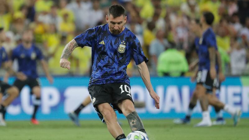 Lionel Messi con Argentina calienta antes del encuentro ante Brasil en la eliminatoria...