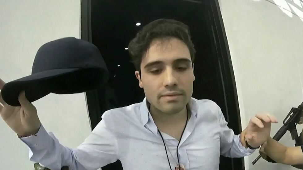 ARCHIVO - El momento en que Ovidio Guzmán López es detenido en Culiacán, México, el 17 de...