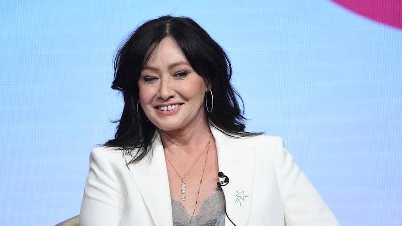 ARCHIVO - Shannen Doherty participa en el panel "BH90210" de la cadena Fox como parte de una...