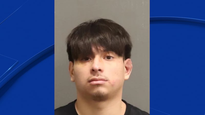 Joven hispano apuñala a familiar