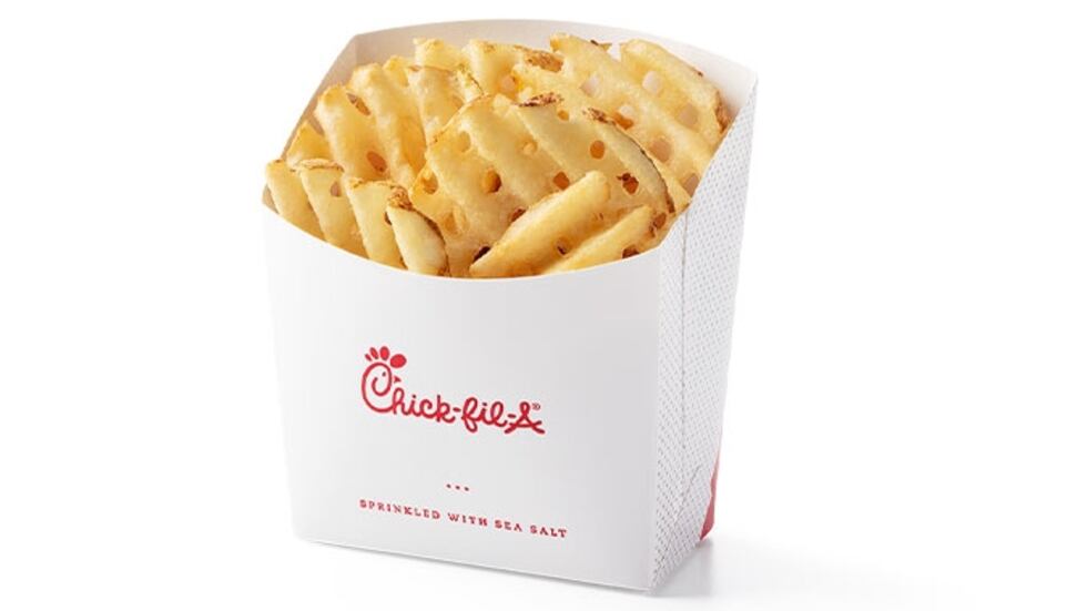 Una canasta de las populares papas fritas con forma de waffle de Chick-fil-A.