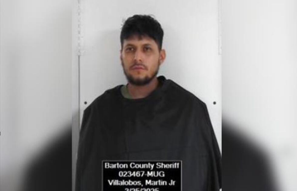 Facebook Barton County Sheriff's Office - Kansas y KWCH.