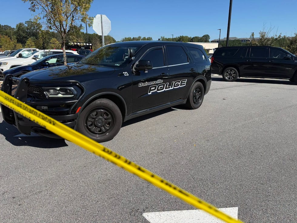 Reportan amplia presencia policial en centro comercial de Georgia tras accidente.