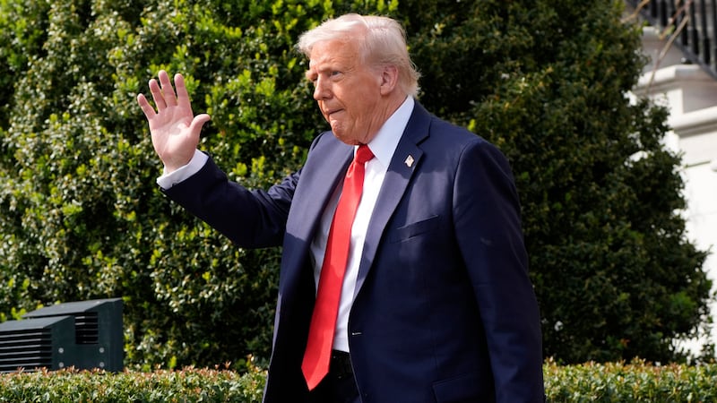 El presidente de EEUU, Donald Trump, se despide tras recibir a los campeones de la liga...