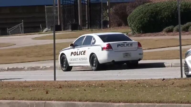 Las autoridades escolares dicen que son las mismas amenazas realizadas el lunes. Los padres...