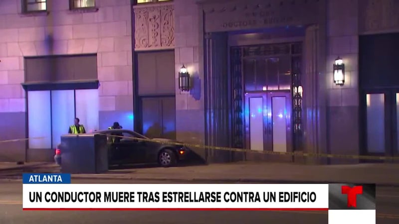 Noticias del Día | Muere conductor tras estrellar su auto contra edificio en el centro de Atlanta
