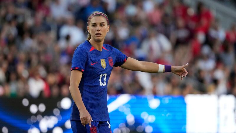 ARCHIVO - La delantera estadounidense Alex Morgan durante el primer tiempo del partido...