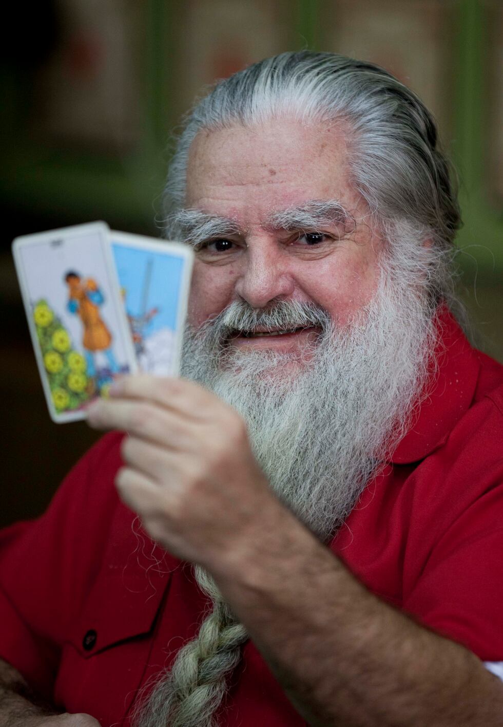 Antonio Vázquez Alba, conocido popularmente como 'El Brujo Mayor', sostiene las cartas del...