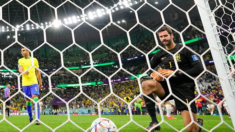 El arquero brasileño Alisson reacciona tras el gol del croata Bruno Petkovic en el partido por...