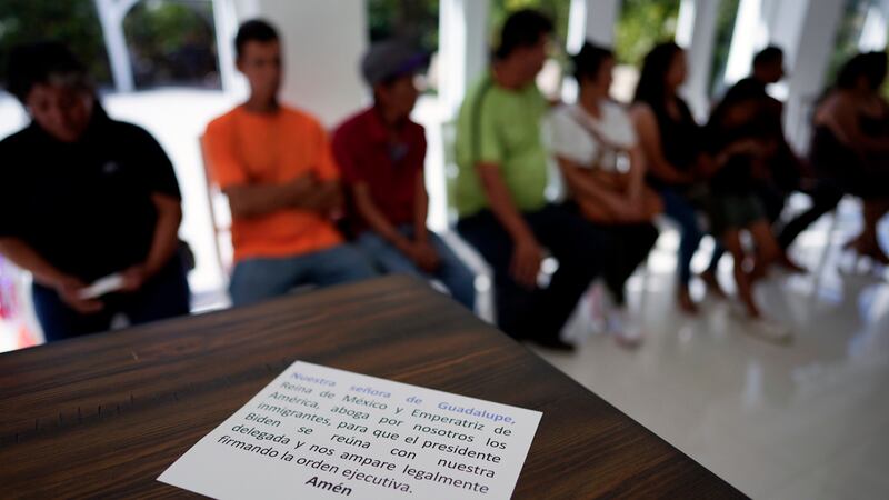 Inmigrantes mexicanos que no han podido obtener permisos de trabajo después de vivir y...