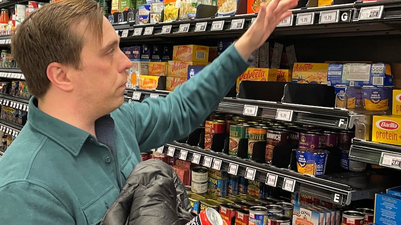 Stuart Dryden haciendo compras en un supermercado el Arlington, Virginia, el 21 de febrero de...