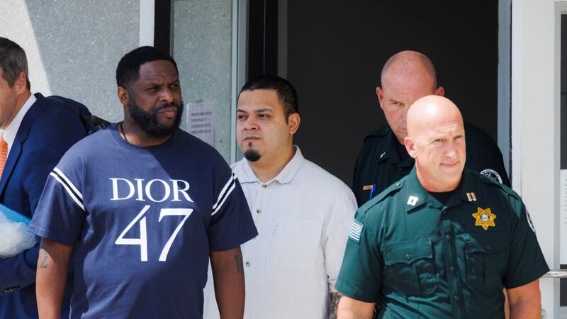 Kilmar Ábrego García, tercero de derecha a izquierda, sale de la cárcel del condado Putnam, el...