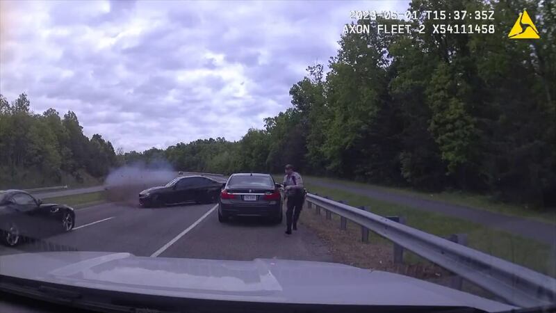 Un conductor adolescente perdió el control y casi mata a un oficial del Departamento de...