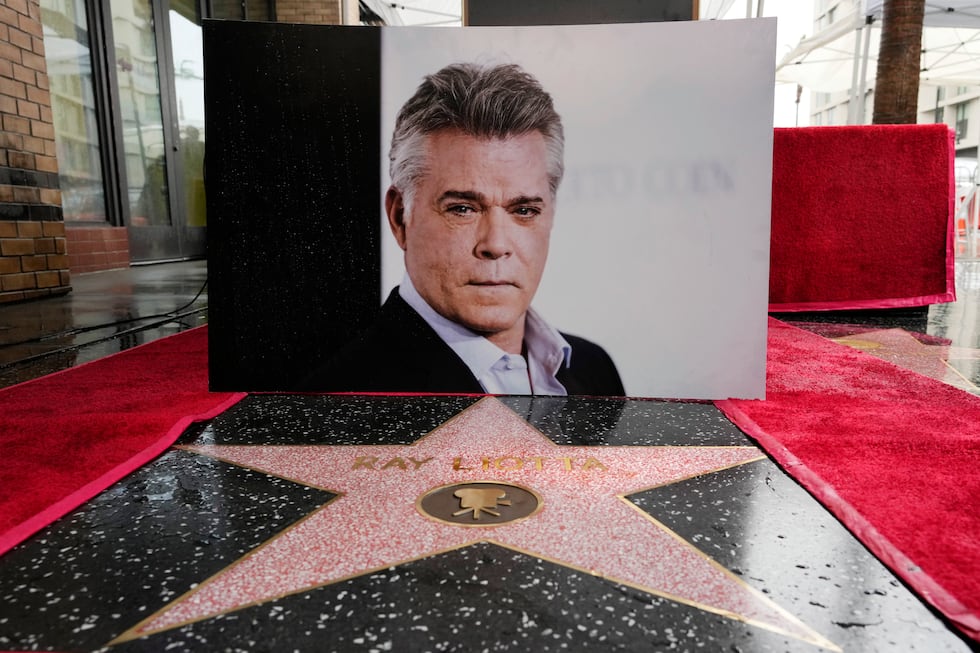 Un retrato del difunto actor Ray Liotta se coloca en una nueva estrella póstuma para Liotta...