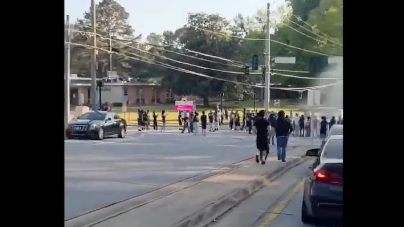 Jóvenes se toman calles en DeKalb para hacer ‘donas’ .