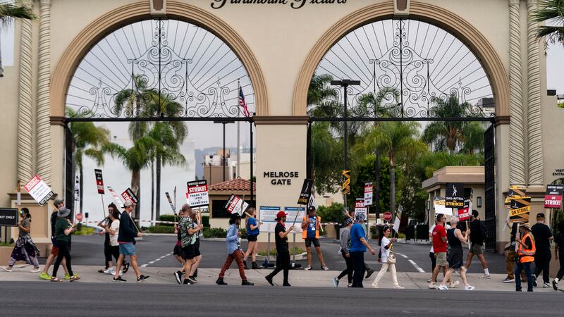 Huelguistas se manifiestan frente a los estudios Paramount Pictures el jueves 21 de septiembre...