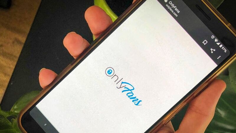 Archivo. Esta foto muestra una aplicación de teléfono para Onlyfans, un sitio donde los...