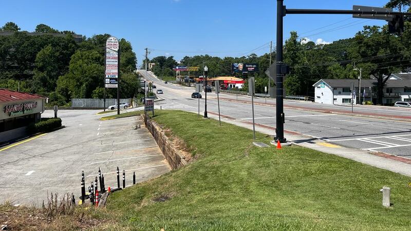 Abren fuego en la Buford Highway, varios negocios impactados por las balas