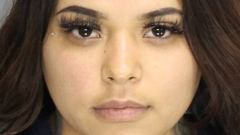 Acusan a hispana de golpear a un hombre con una herramienta.