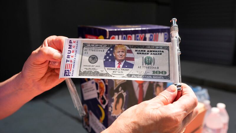 Memorabilia en apoyo al virtual candidato presidencial republicano, el expresidente Donald...