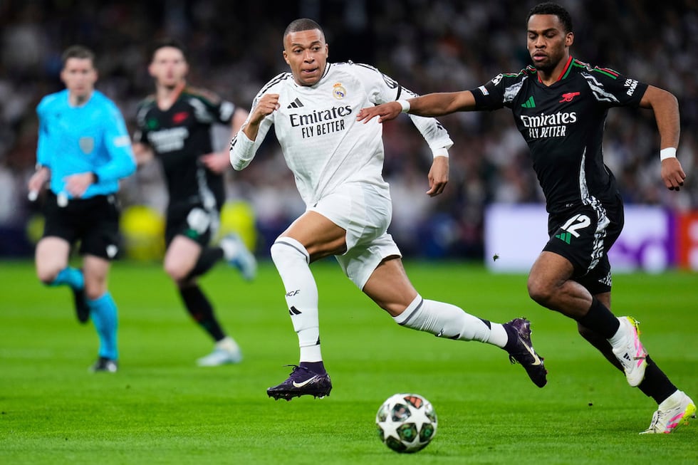 ARCHIVO - Kylian Mbappé del Real Madrid pugna por el balón contra Jurrien Timber (derecha) de...