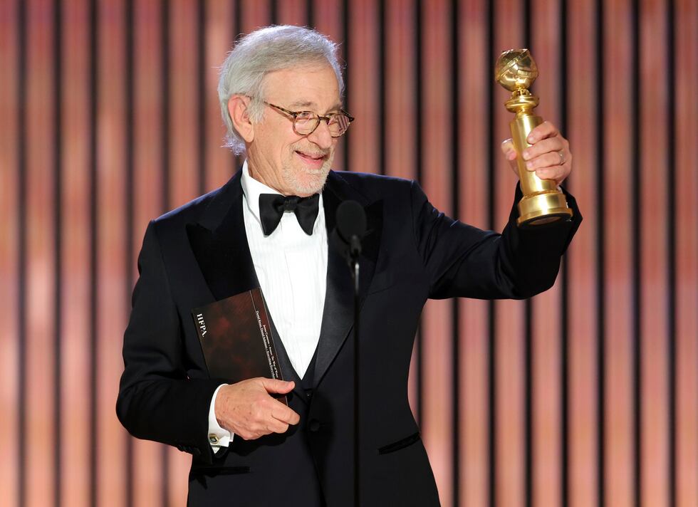 En esta imagen proporcionada por NBC Steven Spielberg recibe el premio a mejor dirección por...