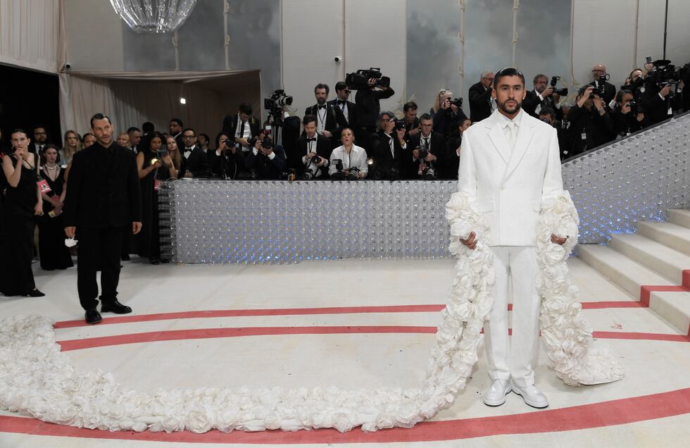 Bad Bunny llega a la gala del Instituto del Vestido del Museo Metropolitano de Arte para...