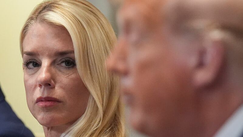 La secretaria de Justicia, Pam Bondi, a la izquierda, escucha al presidente Donald Trump...