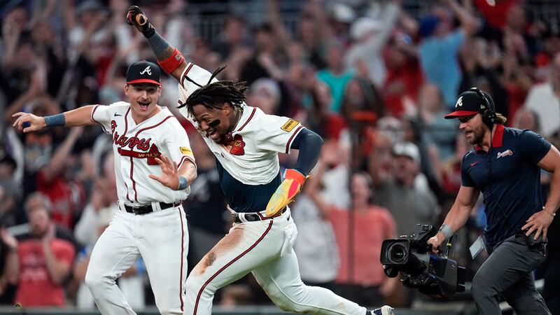 Ronald Acuña Jr. de los Bravos de Atlanta celebra tras anotar la carrera de la victoria ante...