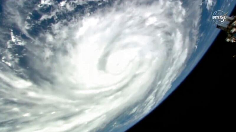 En esta imagen, proporcionada por la NASA, se muestra el huracán Ian visto desde la Estación...